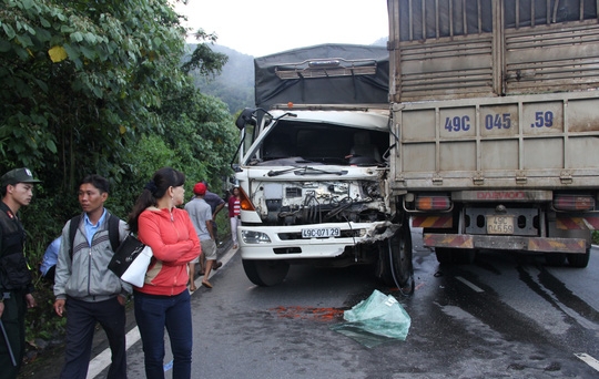 Lâm Đồng: 4 xe tải tông nhau tại đèo Bảo Lộc, 1 xe rơi xuống vực